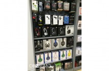 Fotografía en tienda de un anaquel con diferentes tipos y marcas de audifonos