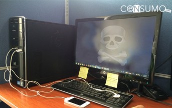 Fotografía de un escritorio con una pc encendida y una calavera en la pantalla