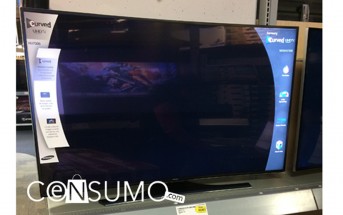 Fotografía en tienda de una pantalla curva sobre anaquel con eqyiqueta de precio