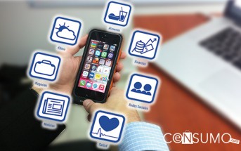 Fotografía de telefono inteligente siendo usado editada para que los iconos de las apps aparezcan a mayor tamaño