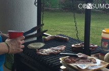 Fotografía de sujeto cocinando carne a la parrilla en un jardin