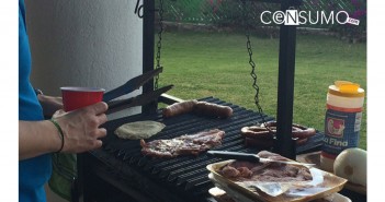 Fotografía de sujeto cocinando carne a la parrilla en un jardin
