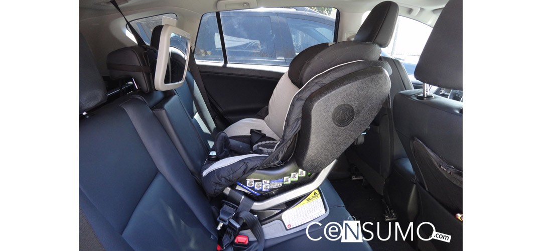 Interior de auto con silla para bebés en la parte trasera