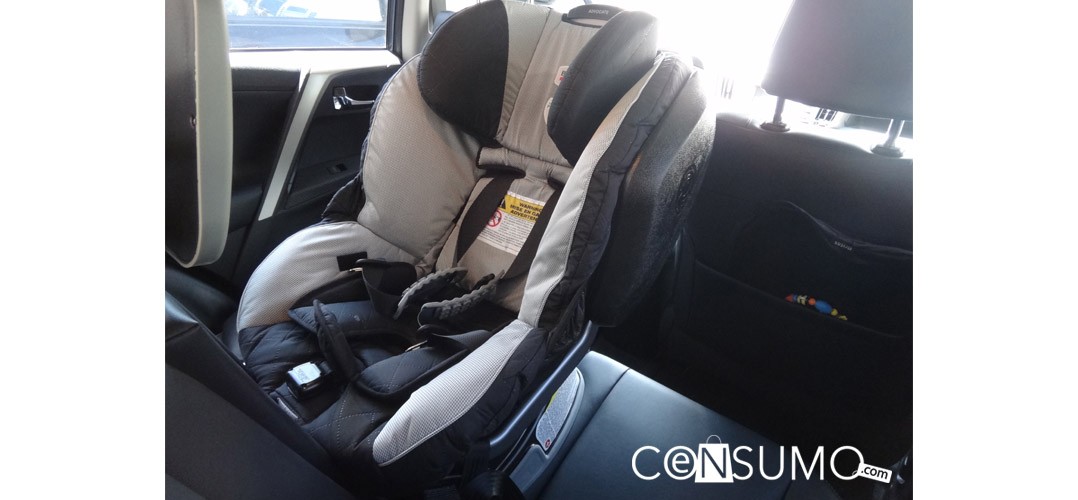 Interior de auto con silla para bebés en la parte trasera