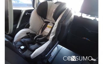 Interior de auto con silla para bebés en la parte trasera