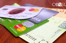 Fotografía de diferentes tarjetas de crédito con billetes de cien y doscientos pesos
