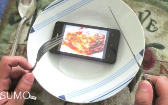 dispositivo movil en un plato con imagen de comida en la pantalla