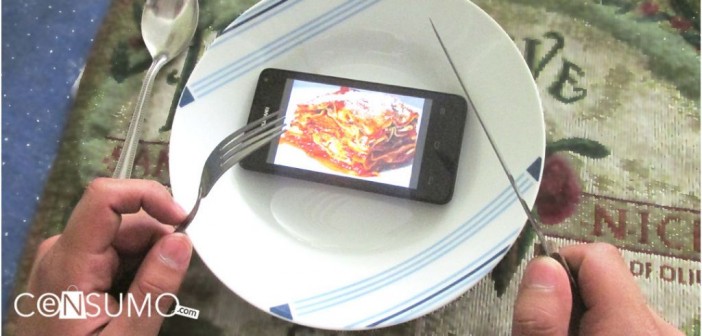 dispositivo movil en un plato con imagen de comida en la pantalla