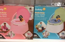 Fotografía de cajas de bañitos para bebés rosa y azul en anaquel de tienda