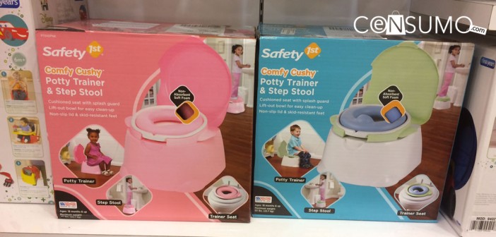 Fotografía de cajas de bañitos para bebés rosa y azul en anaquel de tienda