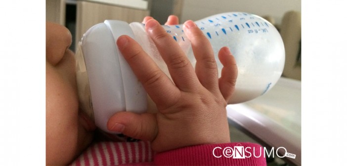 Bebé tomando leche en biberon