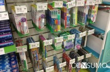 Anaquel de supermercado con cepillos de dientes, pasta dental, hilo dental