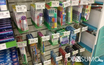 Anaquel de supermercado con cepillos de dientes, pasta dental, hilo dental