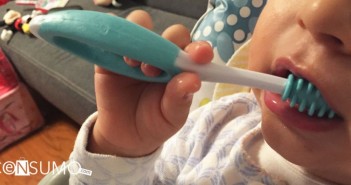 Bebé usando un cepillo dental para bebé