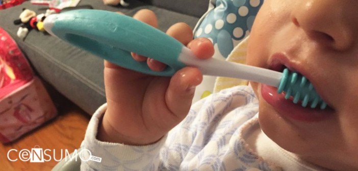 Bebé usando un cepillo dental para bebé