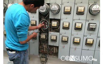 Fotografía sujeto haciendo instalación de medidor de luz