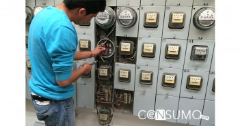 Fotografía sujeto haciendo instalación de medidor de luz