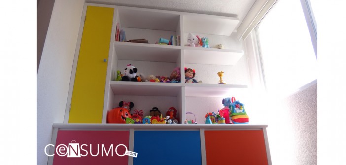 Fotografía de un juguetero de colores con diferentes juguetes en cada repisa