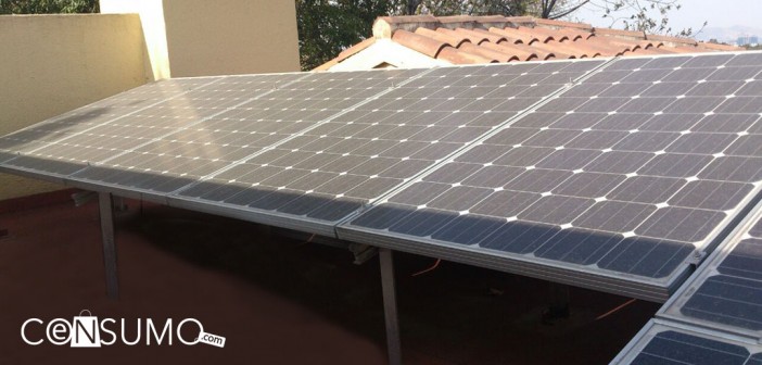 Fotografía de paneles solares en el techo de una casa