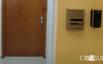 Fotografía de puerta con chapa de clave y lector de huella digital con interfon