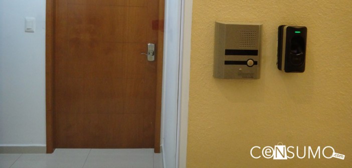 Fotografía de puerta con chapa de clave y lector de huella digital con interfon