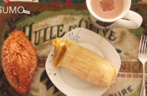 Tamal acompañado de taza de chocolate y bolillo