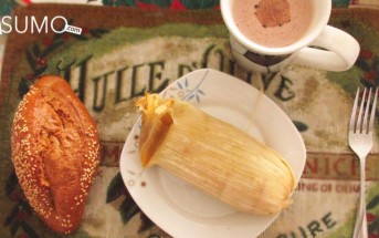 Tamal acompañado de taza de chocolate y bolillo