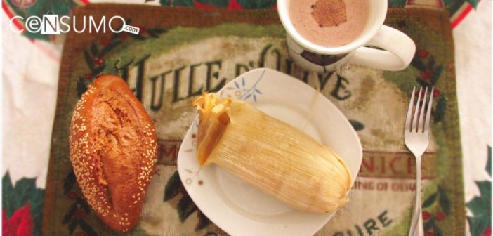 Tamal acompañado de taza de chocolate y bolillo