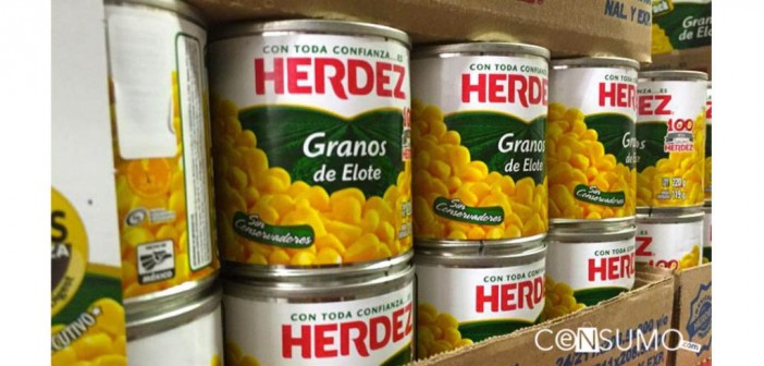 Latas de verdura en tienda