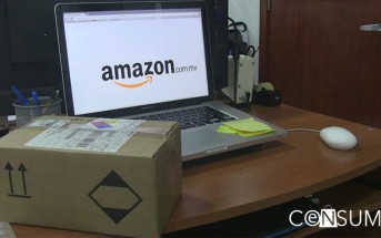 Laptop con logo de Amazón en la pantalla y paquete