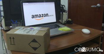 Laptop con logo de Amazón en la pantalla y paquete