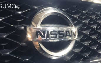 Parrilla logo Nissan