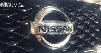 Parrilla logo Nissan