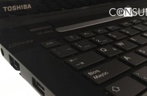 Computadora laptop Toshiba en escritorio iluminado