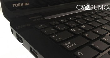 Computadora laptop Toshiba en escritorio iluminado