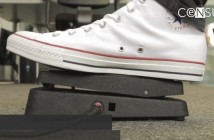 Converse con pedal de guitarra incluido