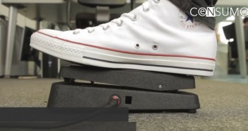 Converse con pedal de guitarra incluido