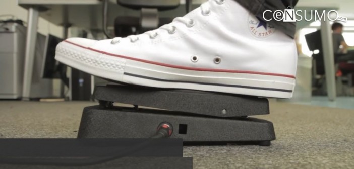 Converse con pedal de guitarra incluido