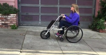 The Firefly convierte cualquier silla de ruedas en un scooter motorizado