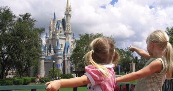 Disney es demandado por difundir información personal de menores
