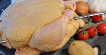 Lavar pollo crudo puede ser malo para la salud
