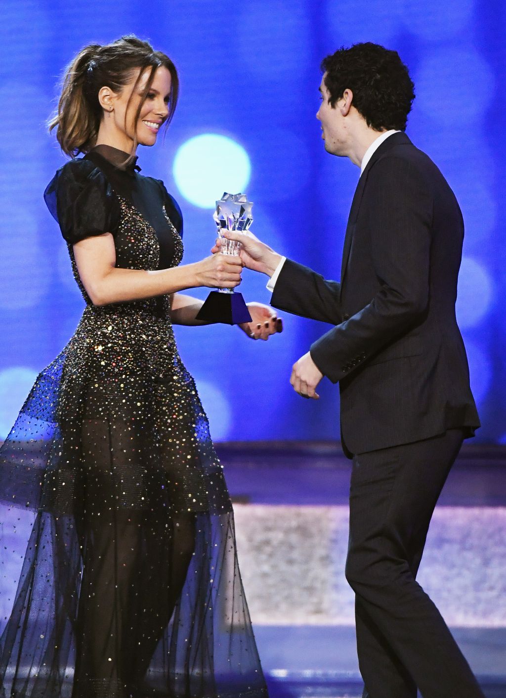 SANTA MONICA, CA - DECEMBER 11: Director Damien Chazelle (R) accepts Best Director for 'La La Land' from actress Kate Beckinsale onstage during the The 22nd Annual Critics' Choice Awards at Barker Hangar on December 11, 2016 in Santa Monica, California. (Photo by Ethan Miller/Getty Images)