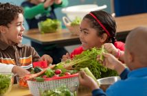 ¿Cómo enseñarle a mis hijos a comer saludable?