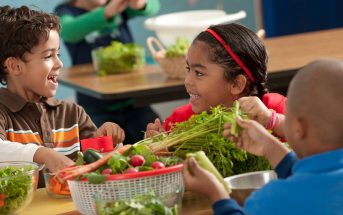 ¿Cómo enseñarle a mis hijos a comer saludable?