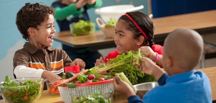 ¿Cómo enseñarle a mis hijos a comer saludable?