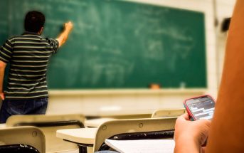 Francia prohibirá el uso de teléfonos celulares en las escuelas