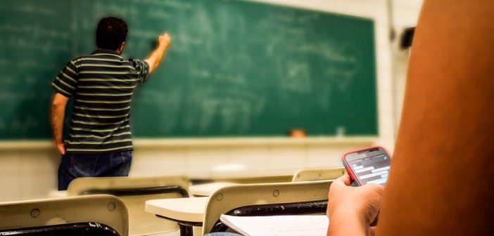 Francia prohibirá el uso de teléfonos celulares en las escuelas